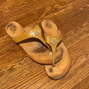 Tory Burch Tan Patent Flip Flop | Size 8